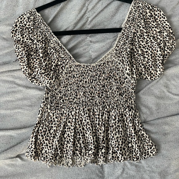 Cheetah v-cut top - Picture 2 of 4